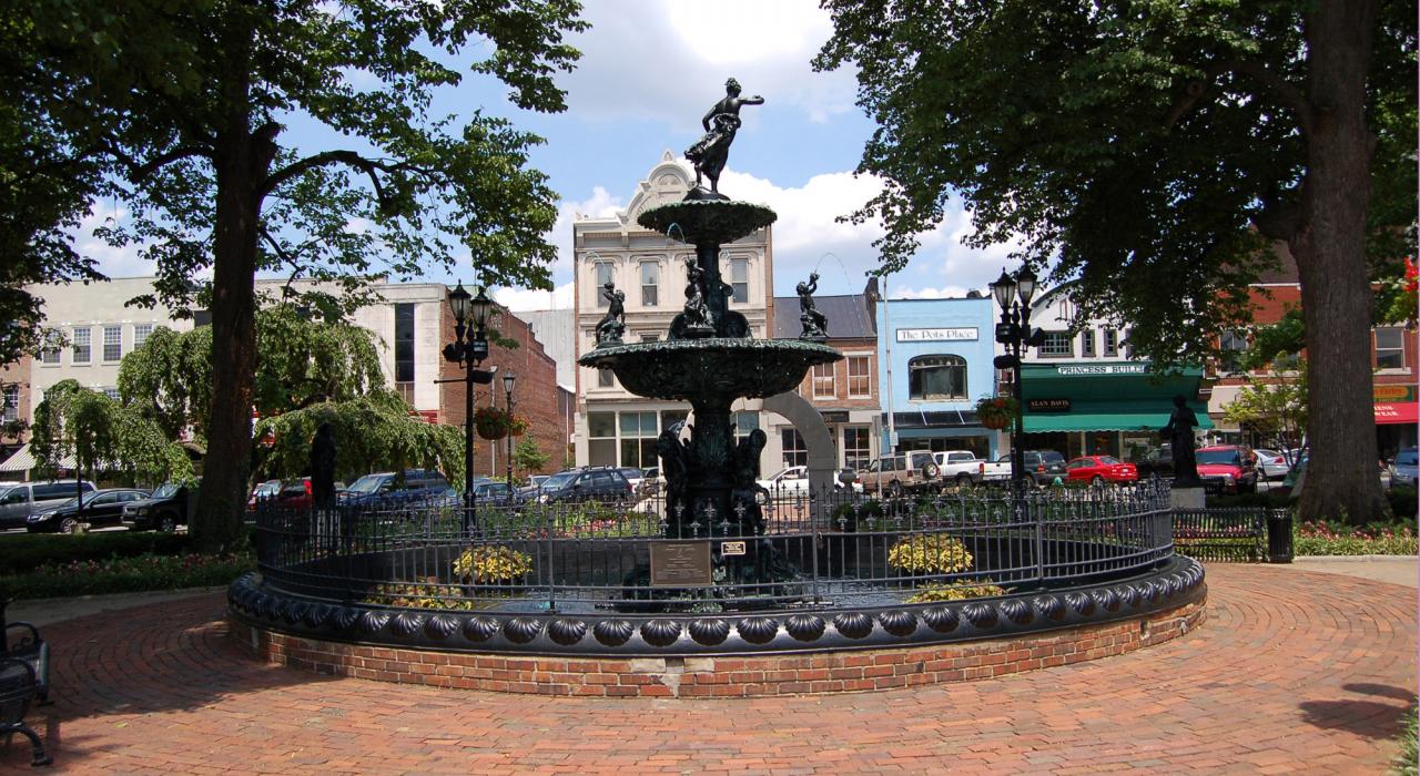 肯塔基州鲍灵格林市中心的喷泉广场公园