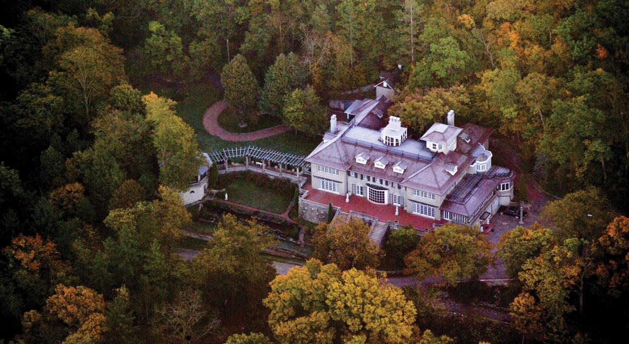 宏伟的 Mayowood Mansion 博物馆以及树木繁盛的四周环境