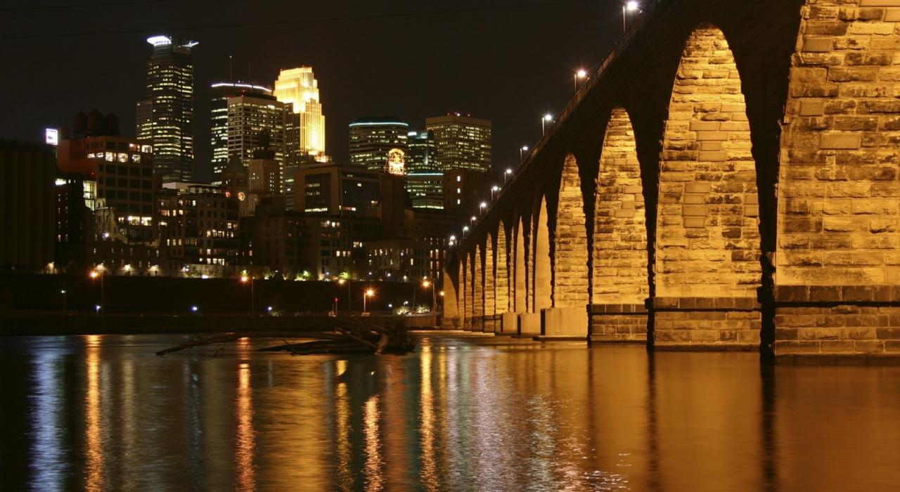 在圣安东尼瀑布下，市中心的石拱桥跨越密西西比河