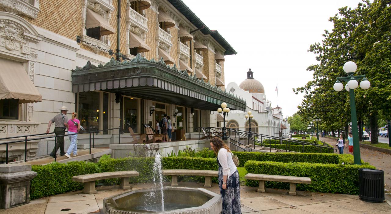 沿着阿肯色州温泉城一排历史悠久的浴所寻趣探奇