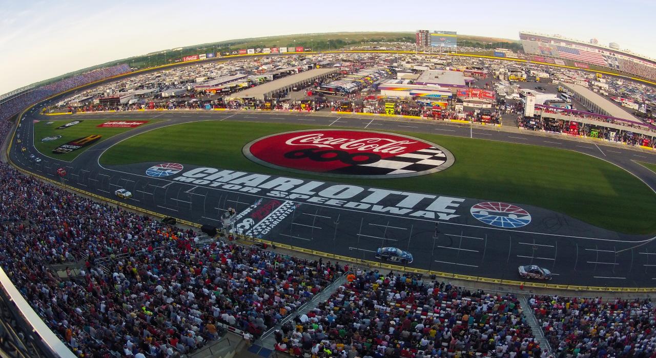 在北卡罗来纳州夏洛特市的夏洛特赛车场感受比赛日的氛围