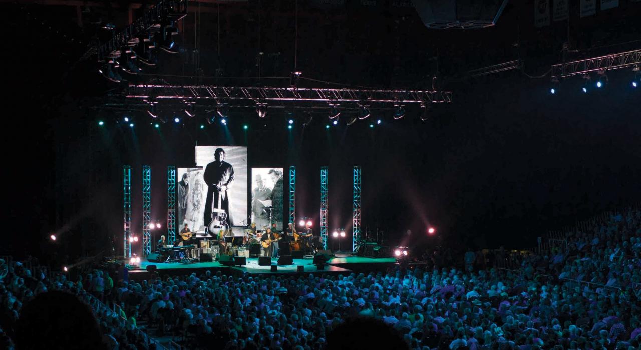 在阿肯色州琼斯伯勒卡什的童年故居向其致敬