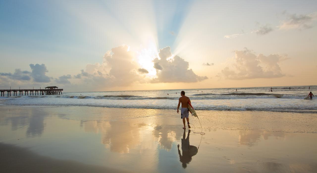 在佐治亚州泰碧岛，在大西洋上乘风破浪