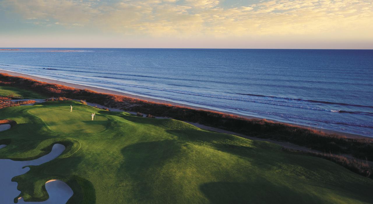 在南卡罗来纳州基洼岛，2012 年 PGA 锦标赛的承办地海洋球场尽情挥杆