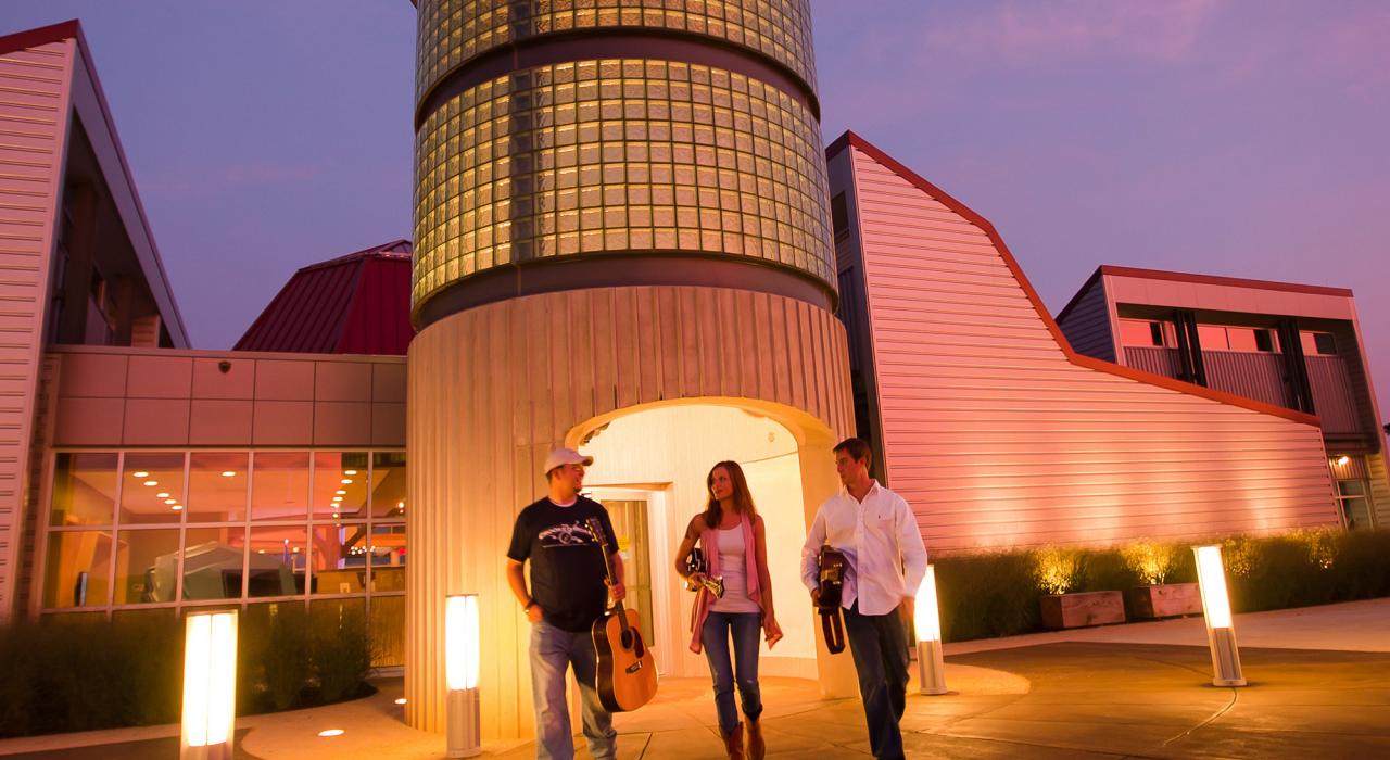 参观弗吉尼亚州阿宾登小镇上的哈特伍德工匠中心（Heartwood Artisans Center），购买当地特色手工艺品，欣赏音乐，感受美食和文化的盛宴。