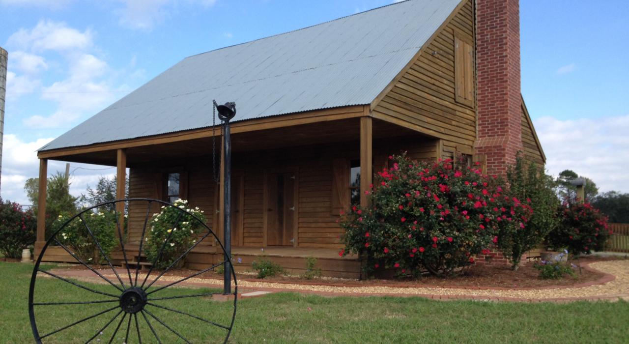 历史悠久的埃普斯小屋，迁址后坐落于路易斯安那州亚历山德里亚-派恩维尔的路易斯安那州立大学校园内