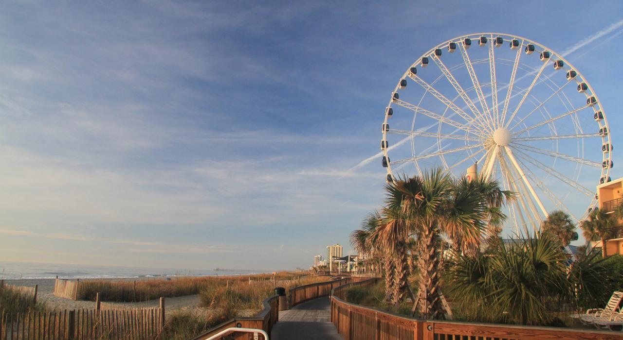 南卡罗来纳州美特尔海滩标志性的摩天轮和栈道