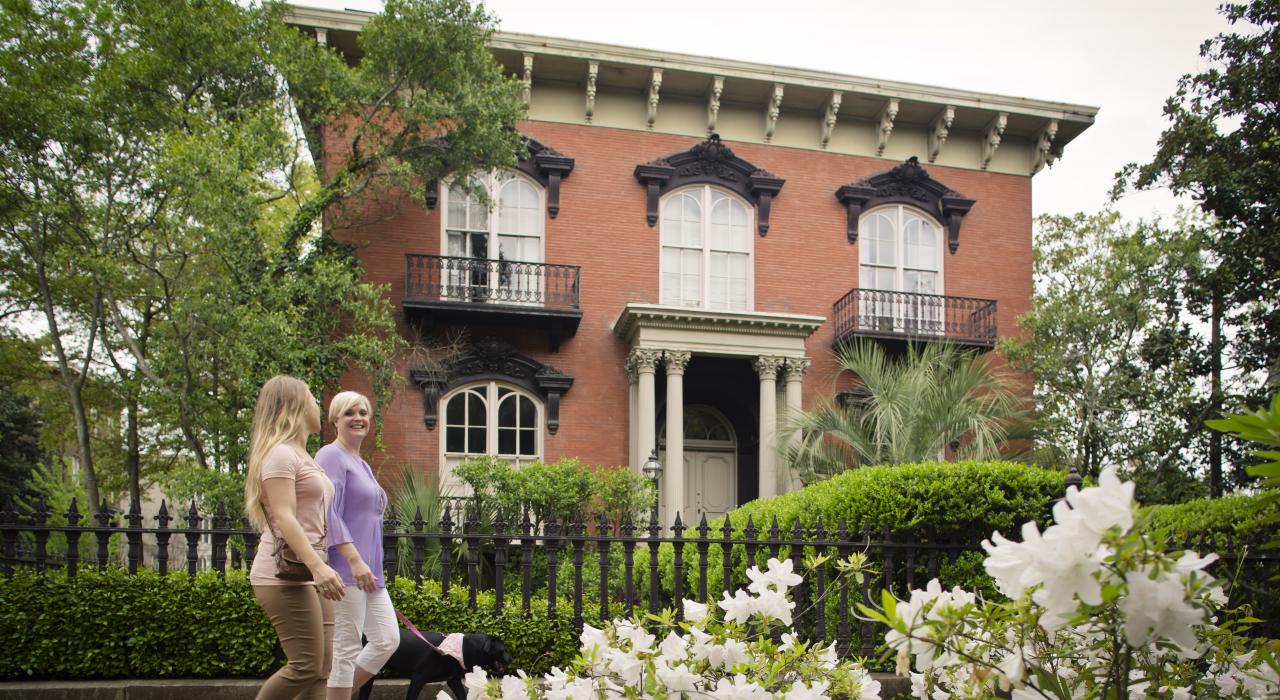 佐治亚州萨凡纳，《午夜善恶花园》中莫瑟·威廉斯的宅邸