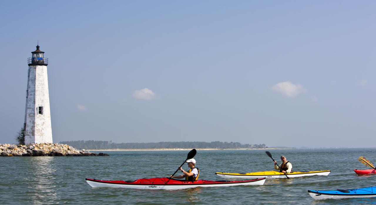 划皮划艇游览马里兰州的切萨皮克湾