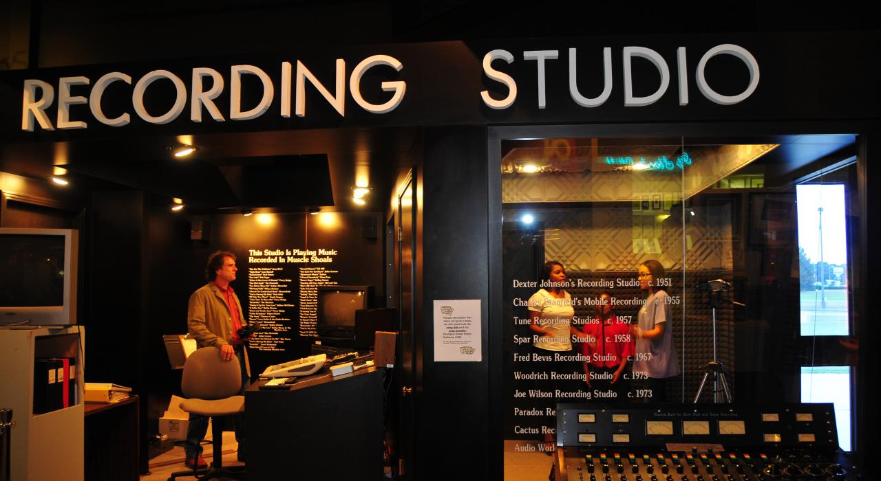 参观位于阿拉巴马州图斯坎比亚的阿拉巴马音乐名人堂（Alabama Music Hall of Fame）录音室