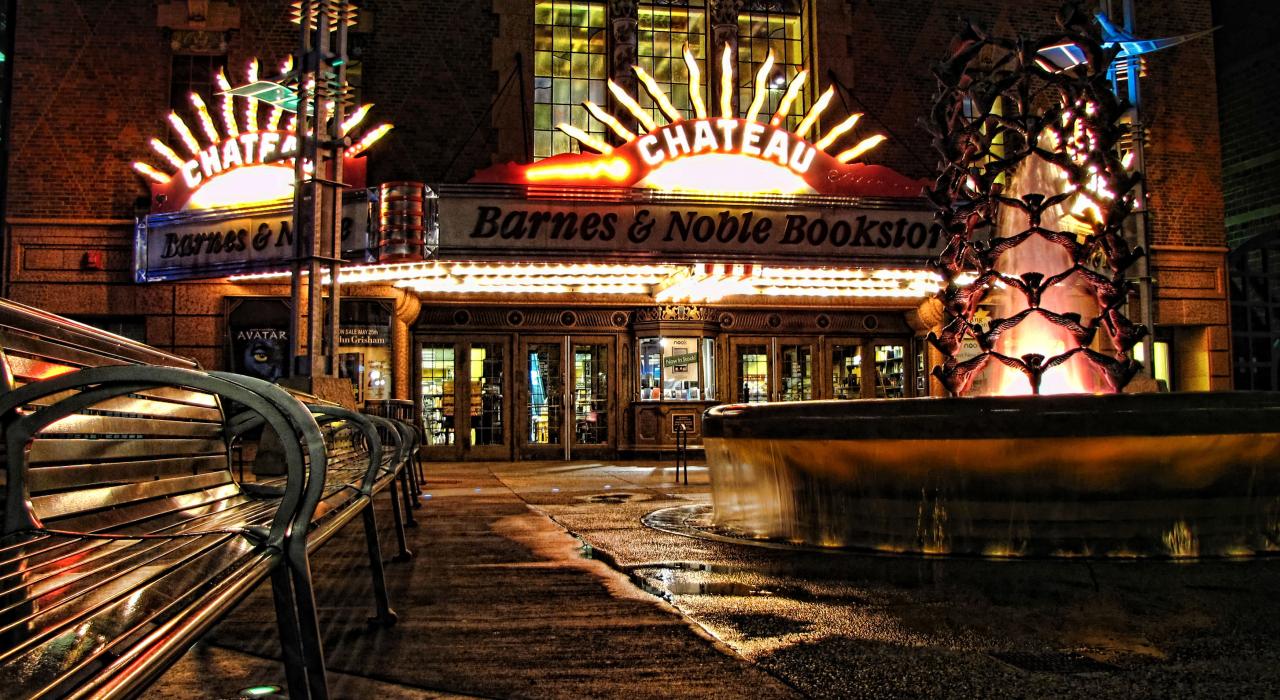 和平广场中灯火辉煌的城堡华盖与和平喷泉