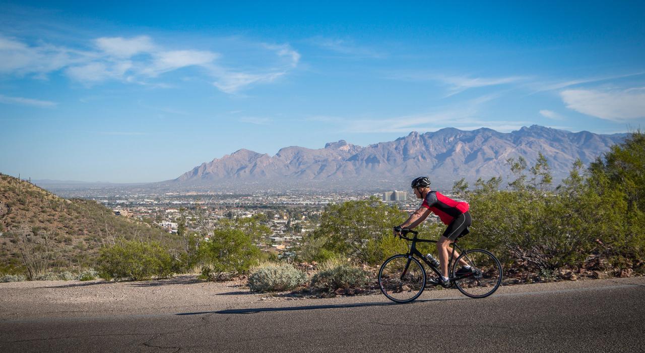 骑自行车穿越山岭