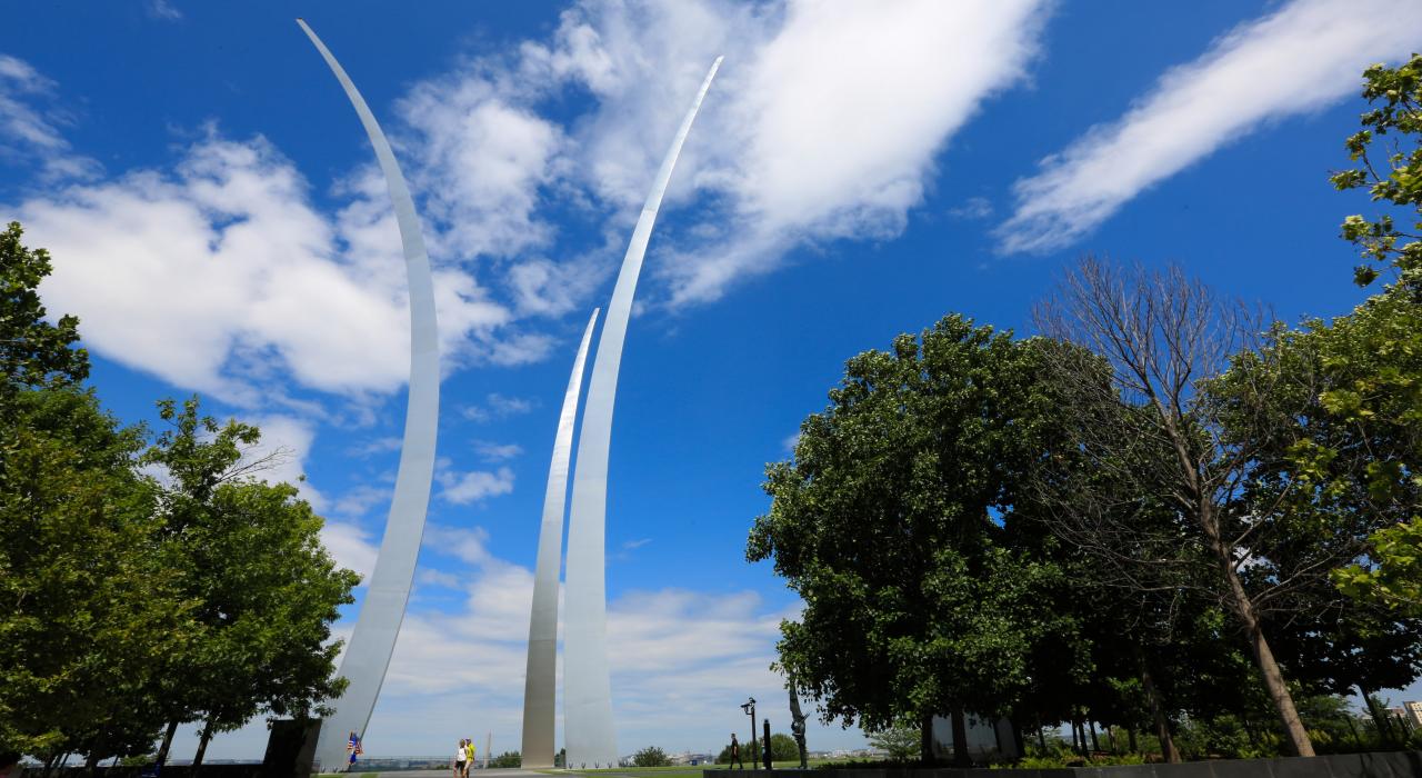 美国空军纪念碑的三座弧形尖顶