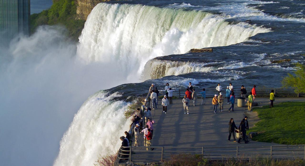 纽约州北部地区尼亚加拉大瀑布州立公园内的观景点