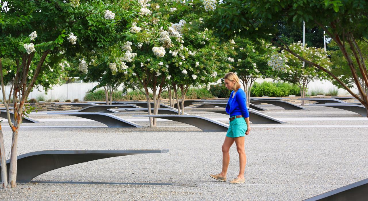 五角大楼 9•11 国家纪念园的反思池及长凳