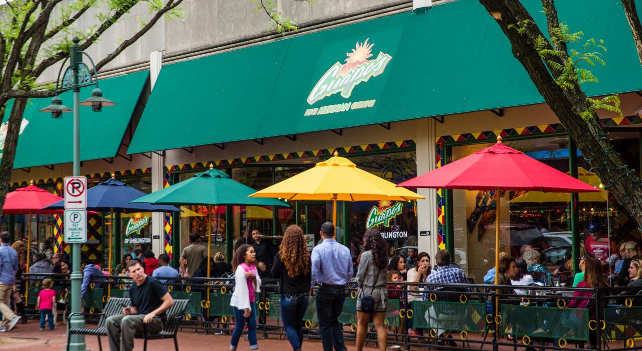 Village at Shirlington 的户外购物场所