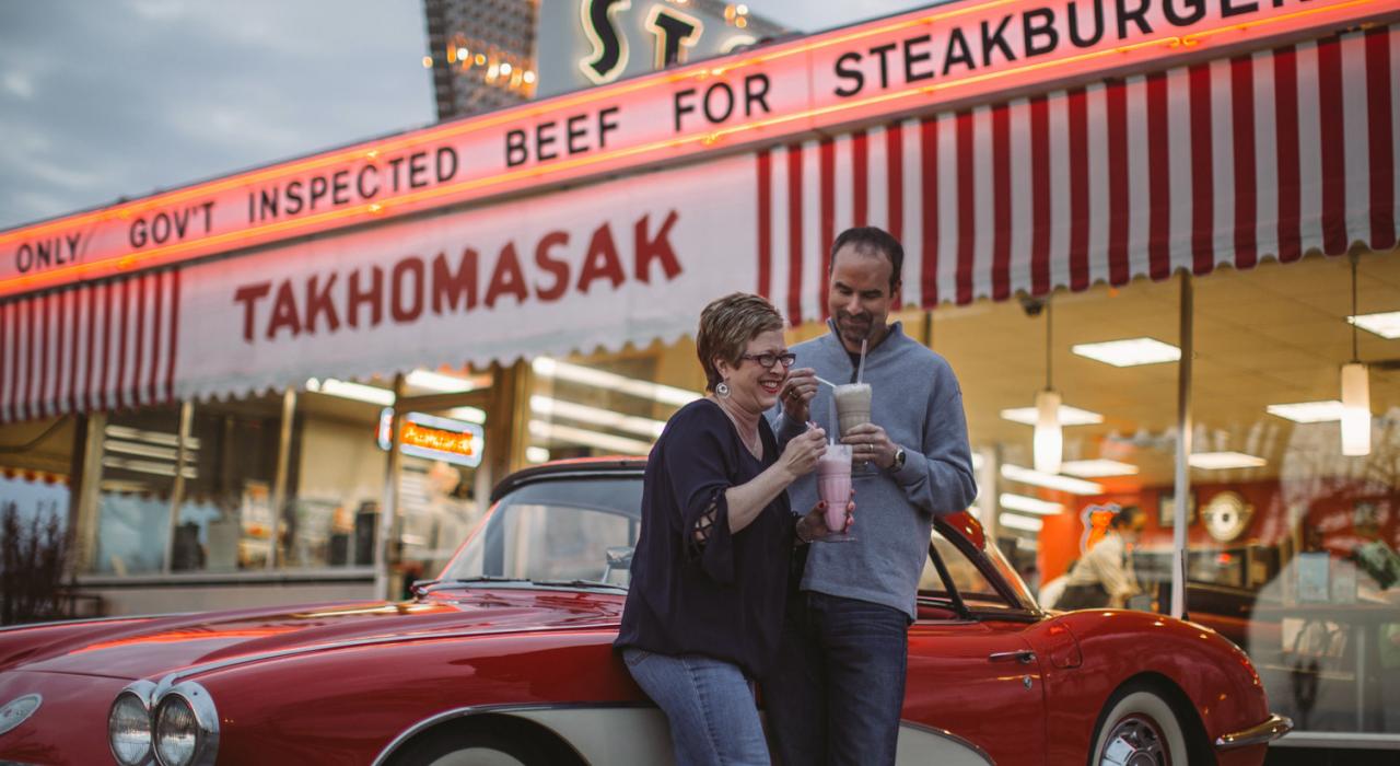 Un couple savoure des laits frappés classiques le long de la Route 66 qui traverse Springfield