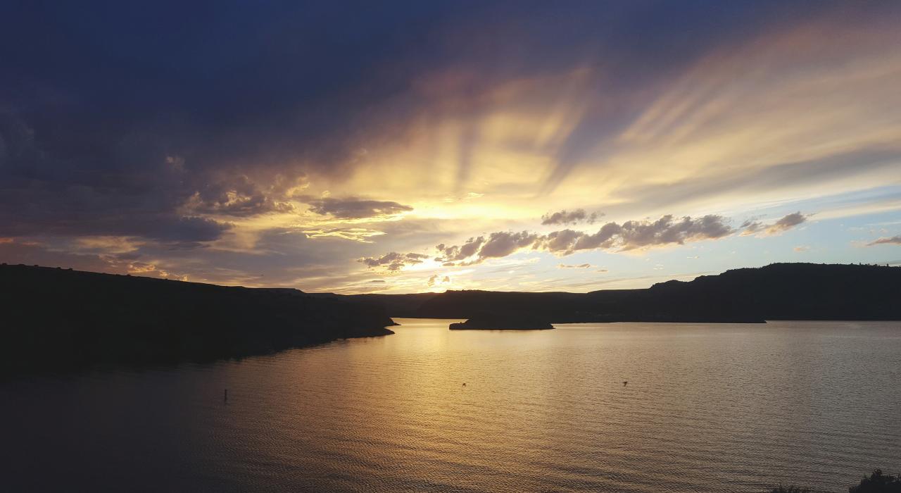 Pôr do sol no lago Alcova