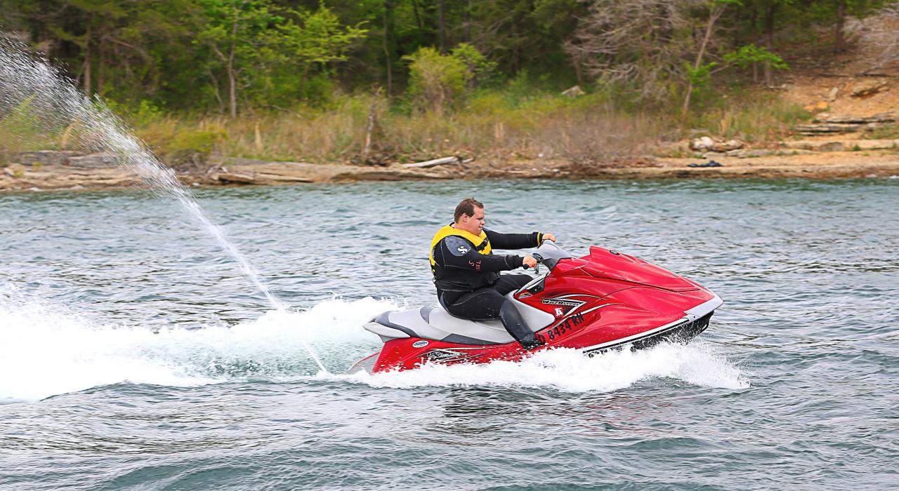 在密苏里州布兰森的玛丽娜州立公园尽享水上运动之乐