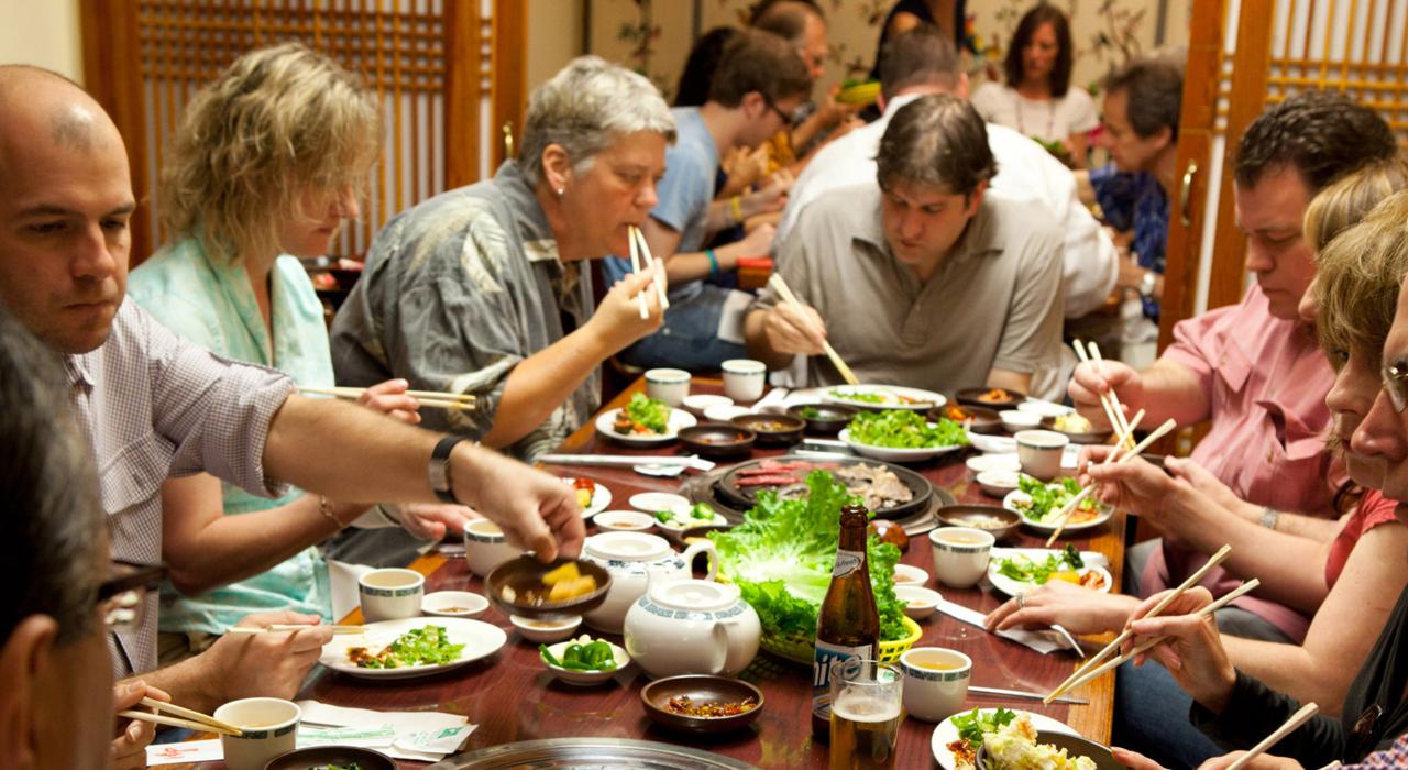 在由主厨带领的“休斯敦美食之旅”中外出品尝当地美食