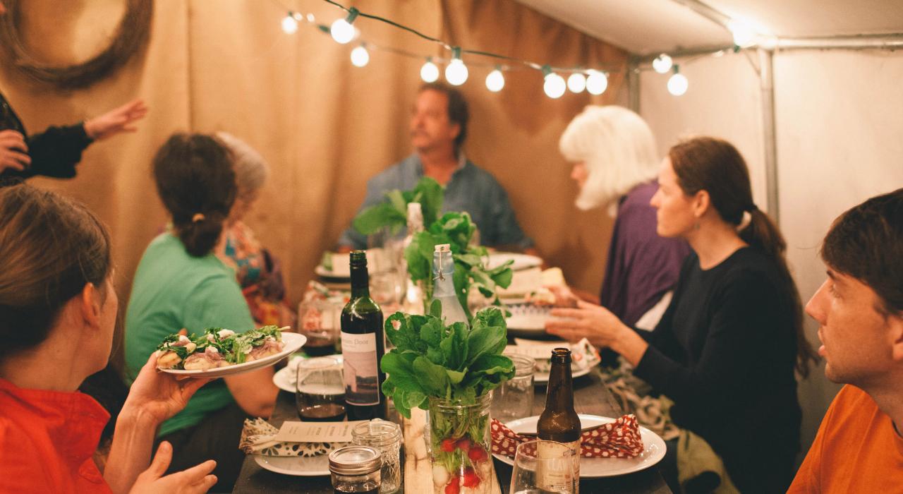 Abundante comida fresca, preparada con productos locales traídos de granjas familiares