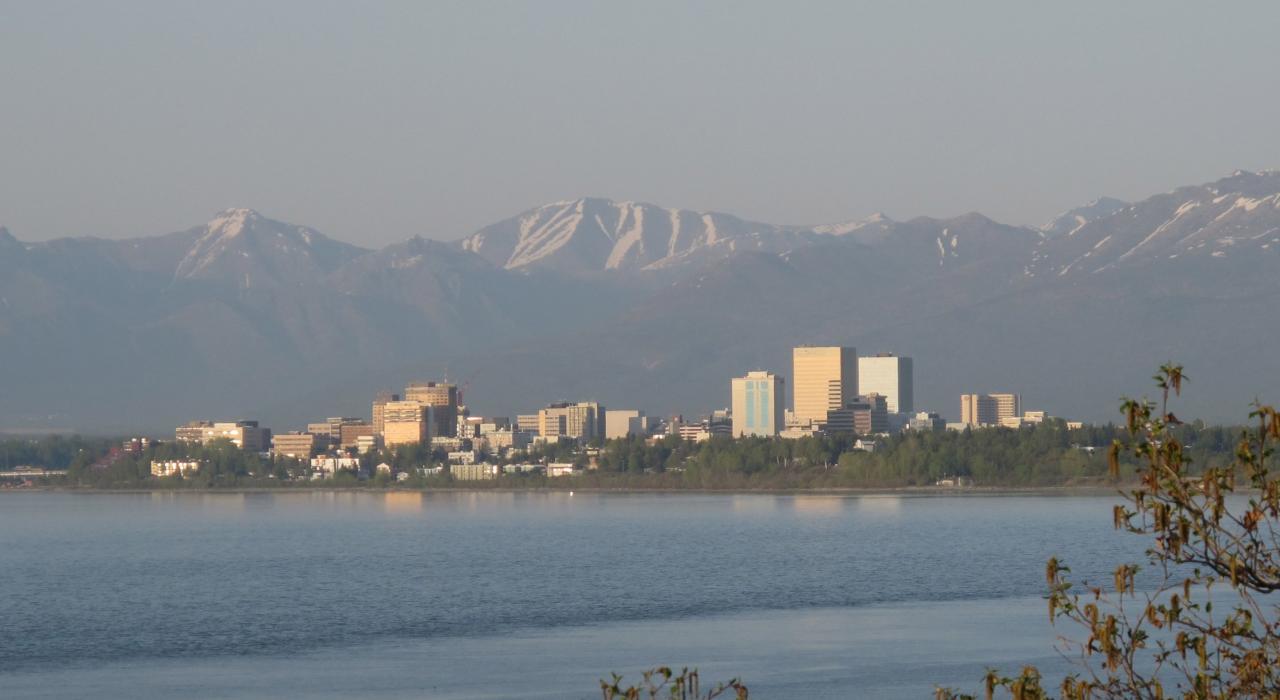 城市天际线与山脉相比相形见绌