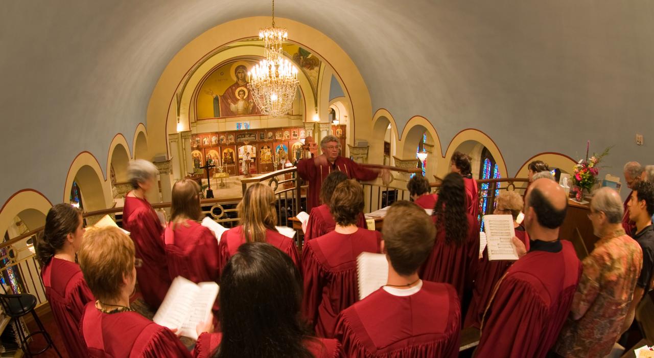 在圣三一大教堂圣堂的楼上唱诗的希腊正教唱诗班