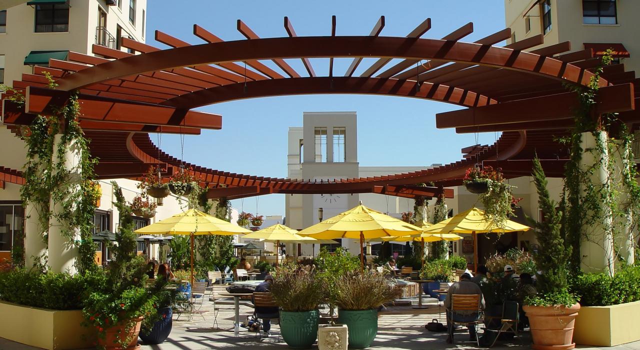 帕西奥科罗拉多购物商场的户外用餐体验