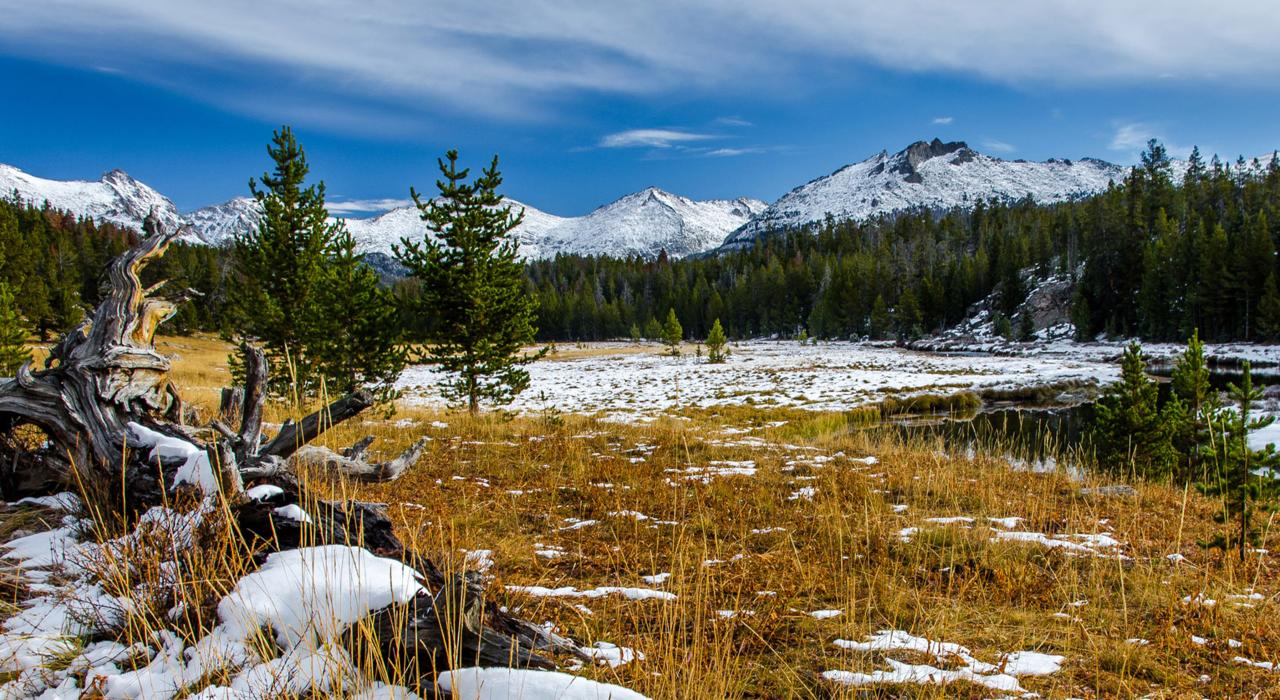 Snow-scattered landscape in the Wind River Mountain Range 