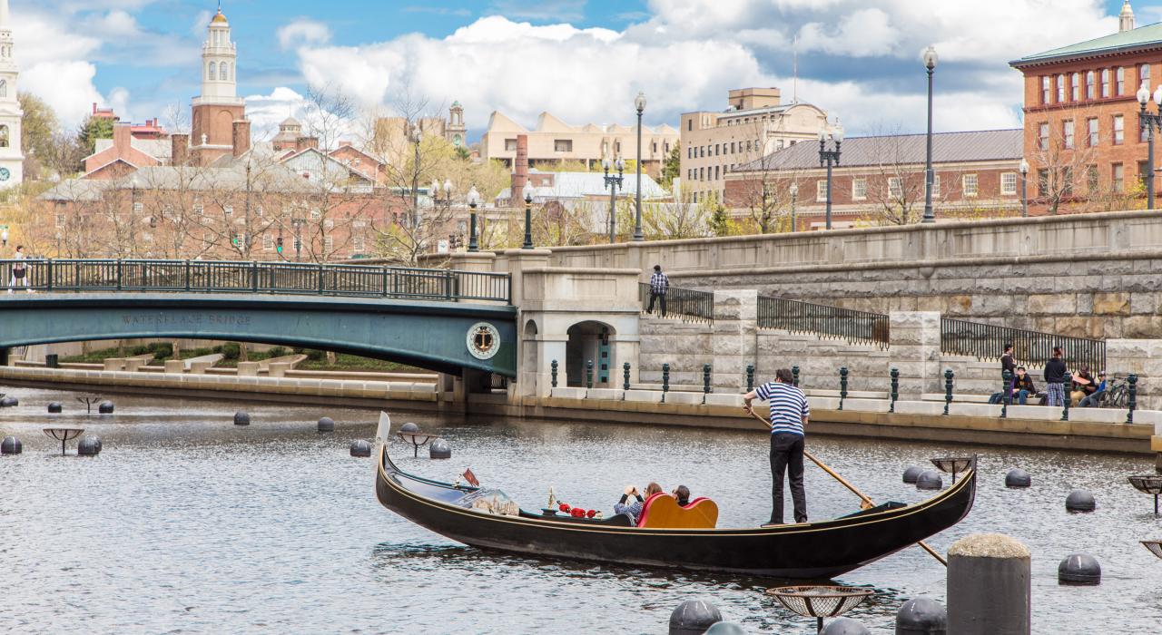 春天，悠闲地坐在平底船上