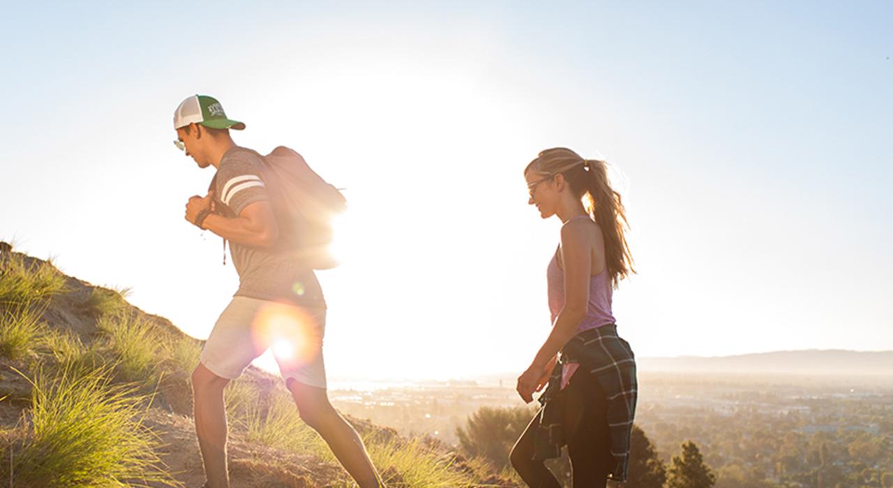 在怀尔德伍德峡谷公园中徒步旅行