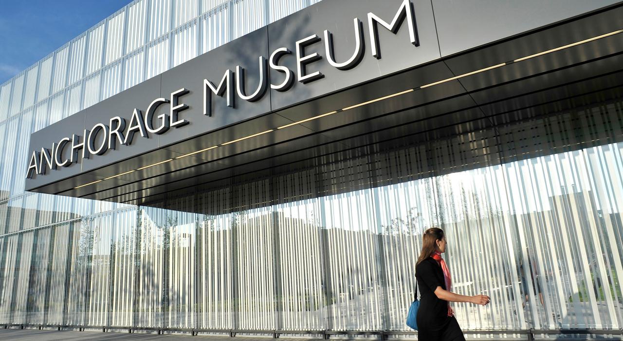 参观 Rasmuson 中心的安克雷奇历史艺术博物馆