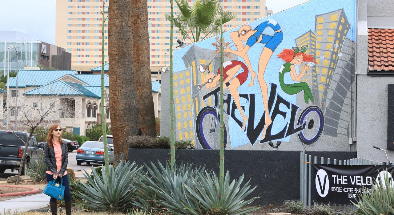 市区一家自行车商店外的鲜艳壁画