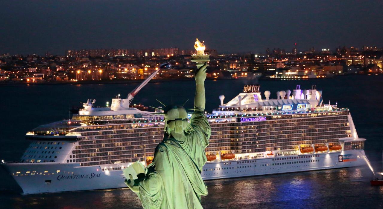 自由女神像俯瞰哈德逊河及来往的游船