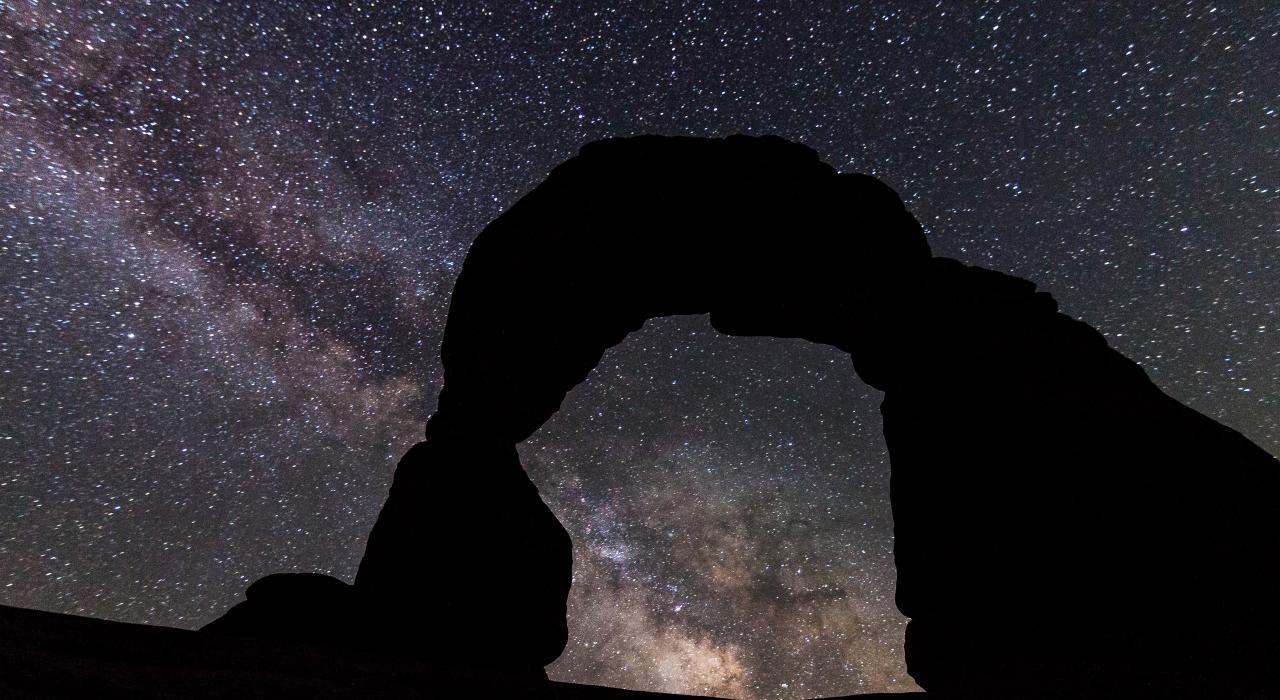 繁星之夜美妙的拱门