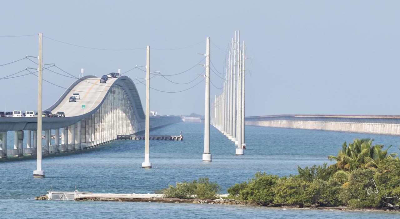 连通中群岛中的骑士岛和低群岛中的小鸭岛的七英里大桥