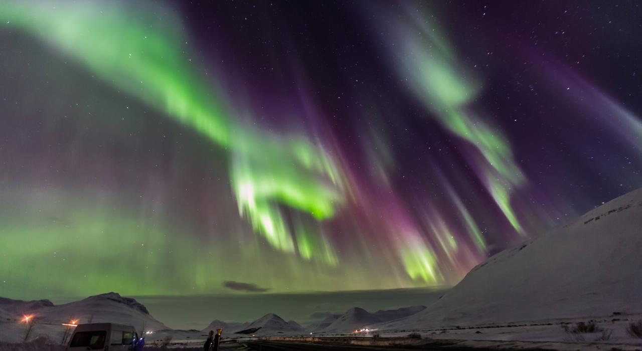 绚丽的北极光照亮夜空