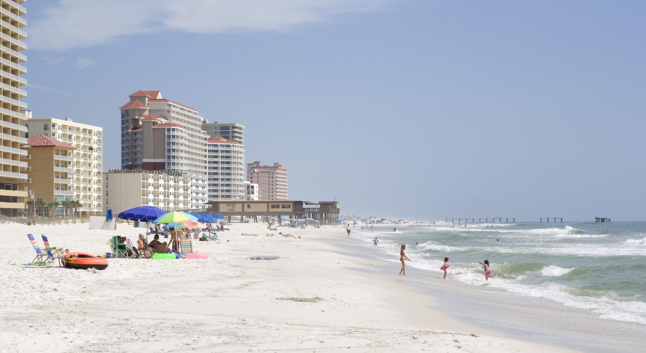 全家人一起在墨西哥湾海岸的沙滩上共度欢乐时光