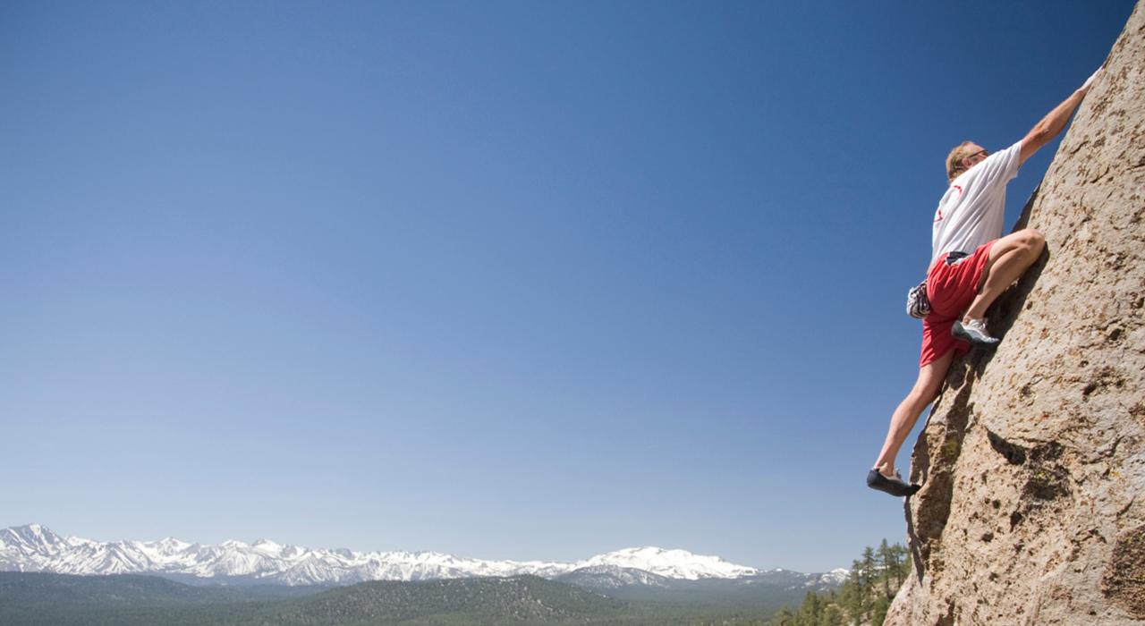 Intrépido escalador en lo alto de las montañas