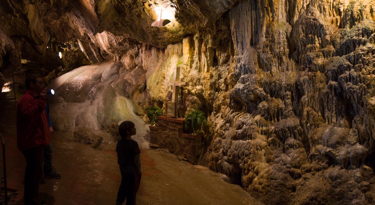 惊叹于失落河洞穴内的墙壁