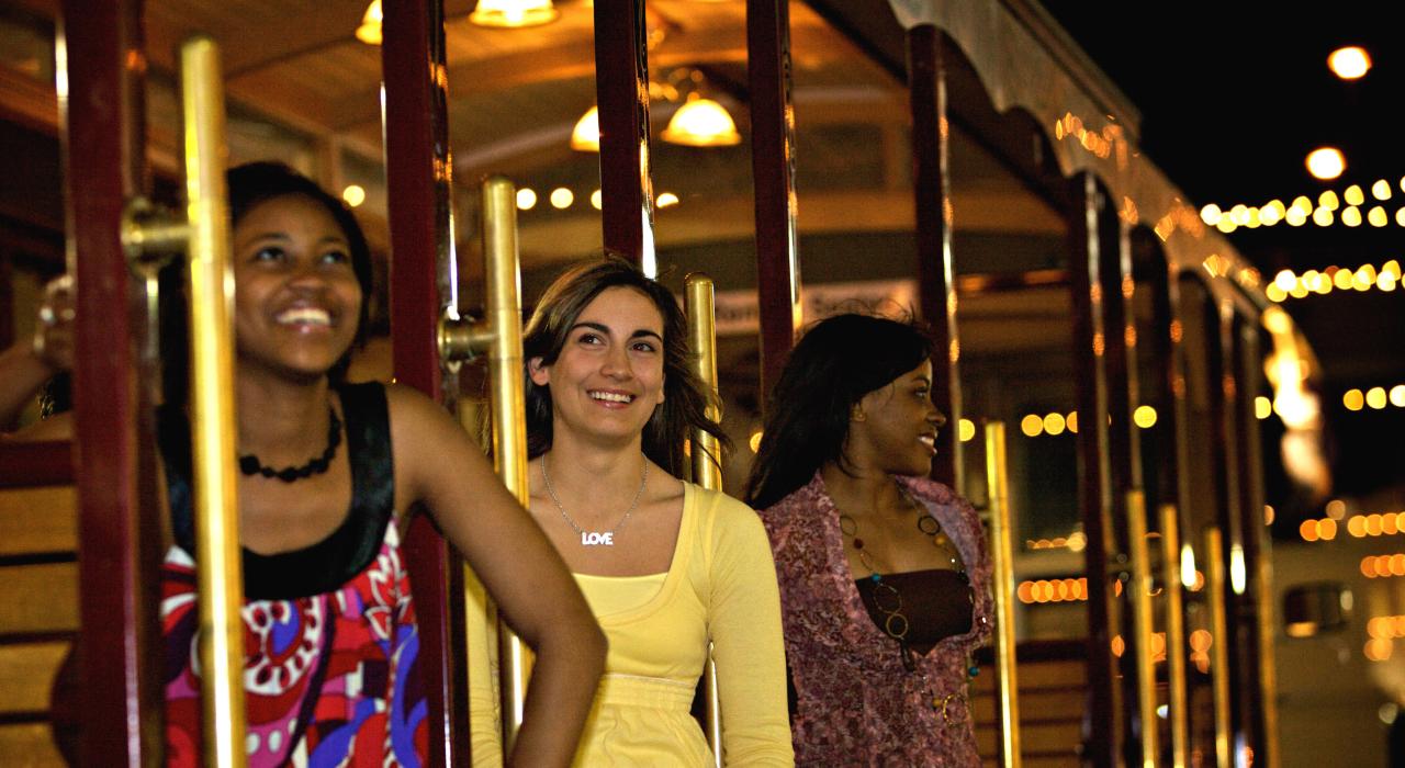 在路易斯安那木板道乘坐 Magnolia Belle Trolley 电车