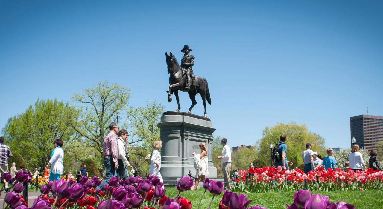 春天的郁金香点缀着波士顿公共花园中的乔治·华盛顿雕像