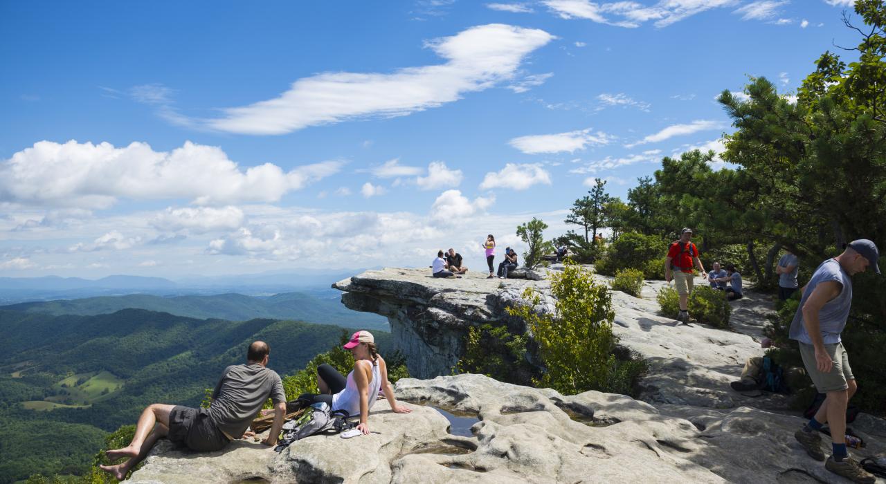 从弗吉尼亚州罗诺克迈克菲角眺望美丽风景