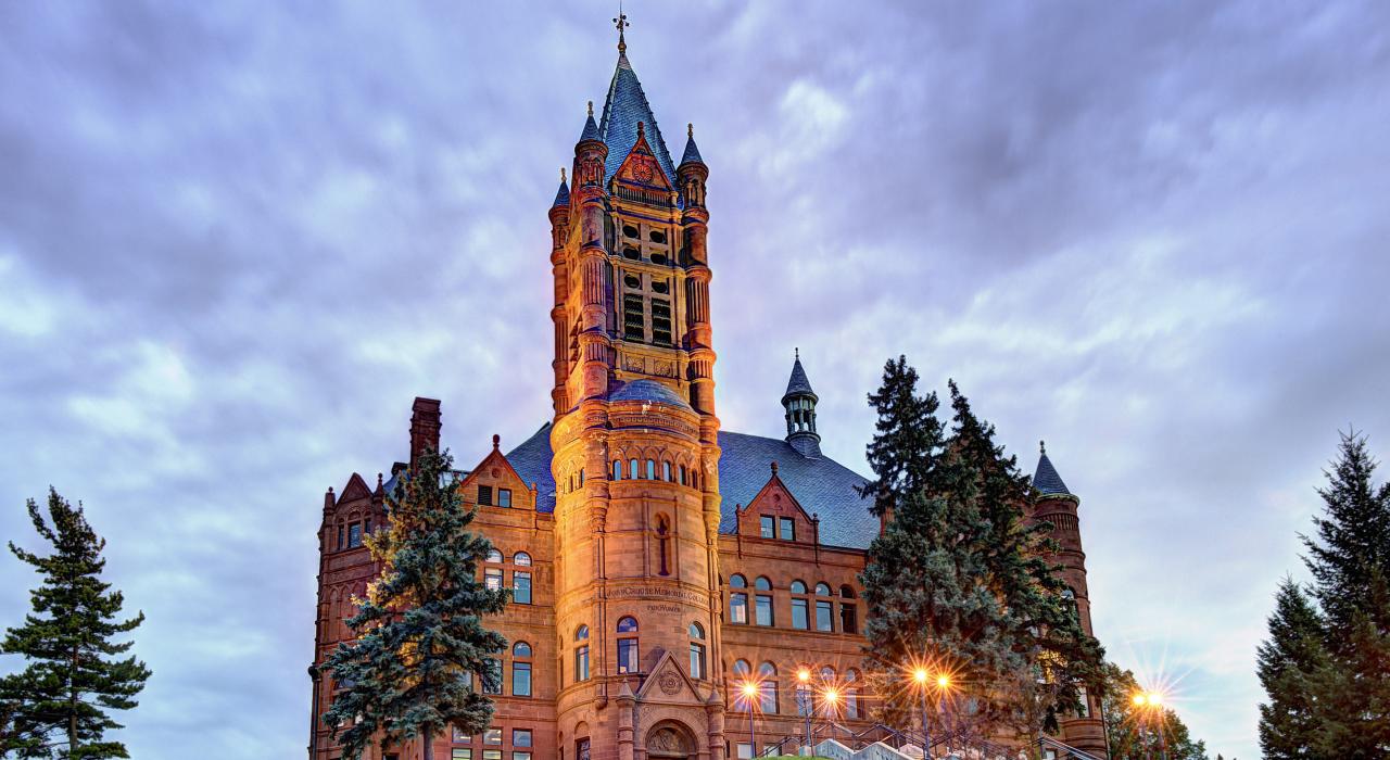 完工于 1889 年，罗马复兴风格的克劳斯纪念学院楼