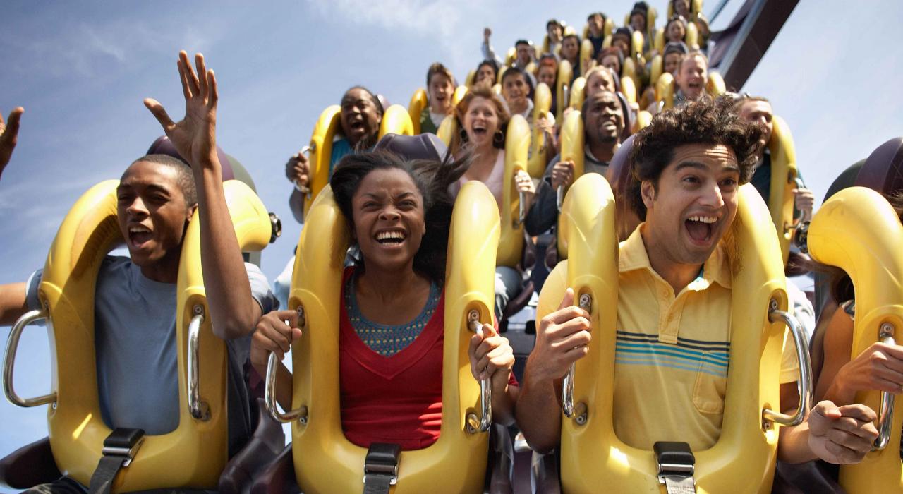 六旗游乐园中的精彩过山车