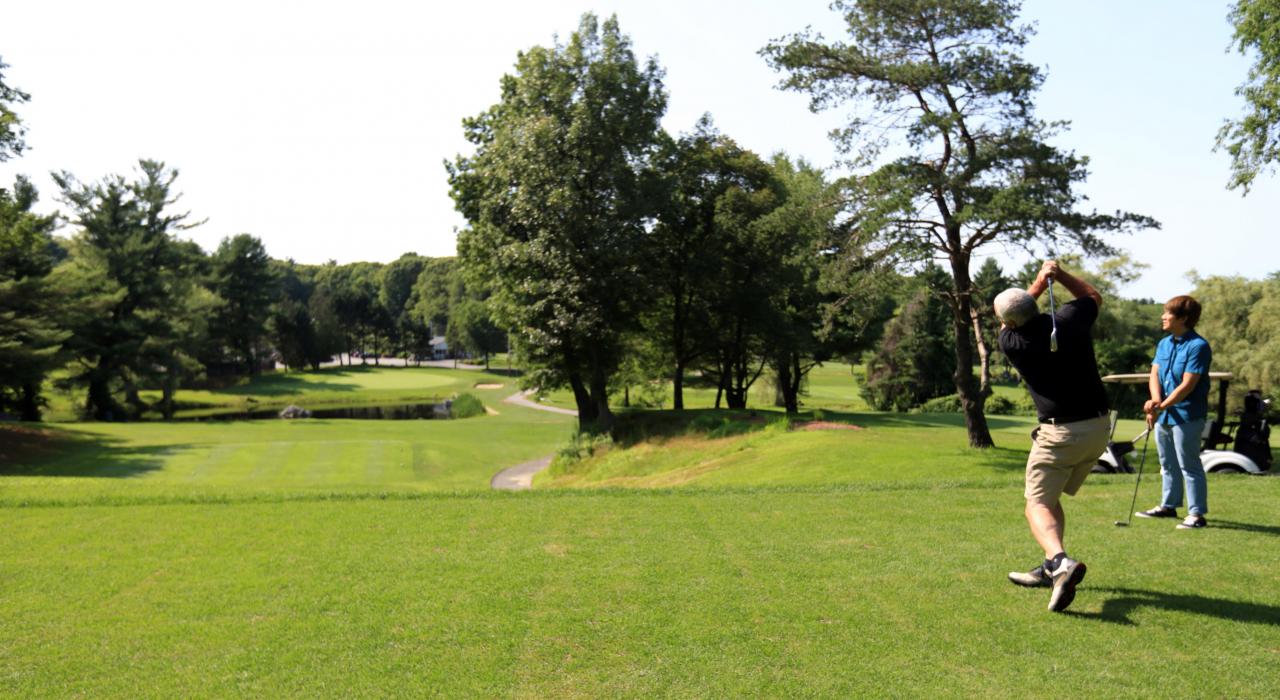 Pine Meadow 高尔夫球场上比赛双方正在开球