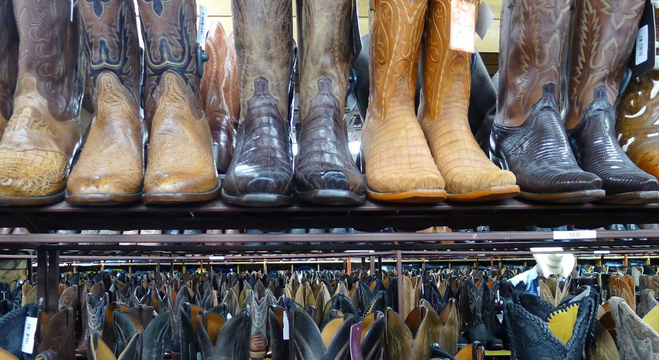 Allens Boots 鞋店陈列的漂亮鞋靴