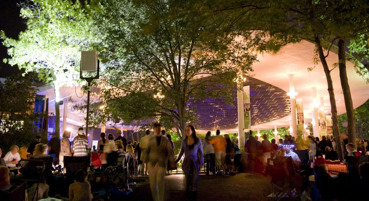 美国最古老的户外音乐节——拉维尼亚音乐节上的人群攒动