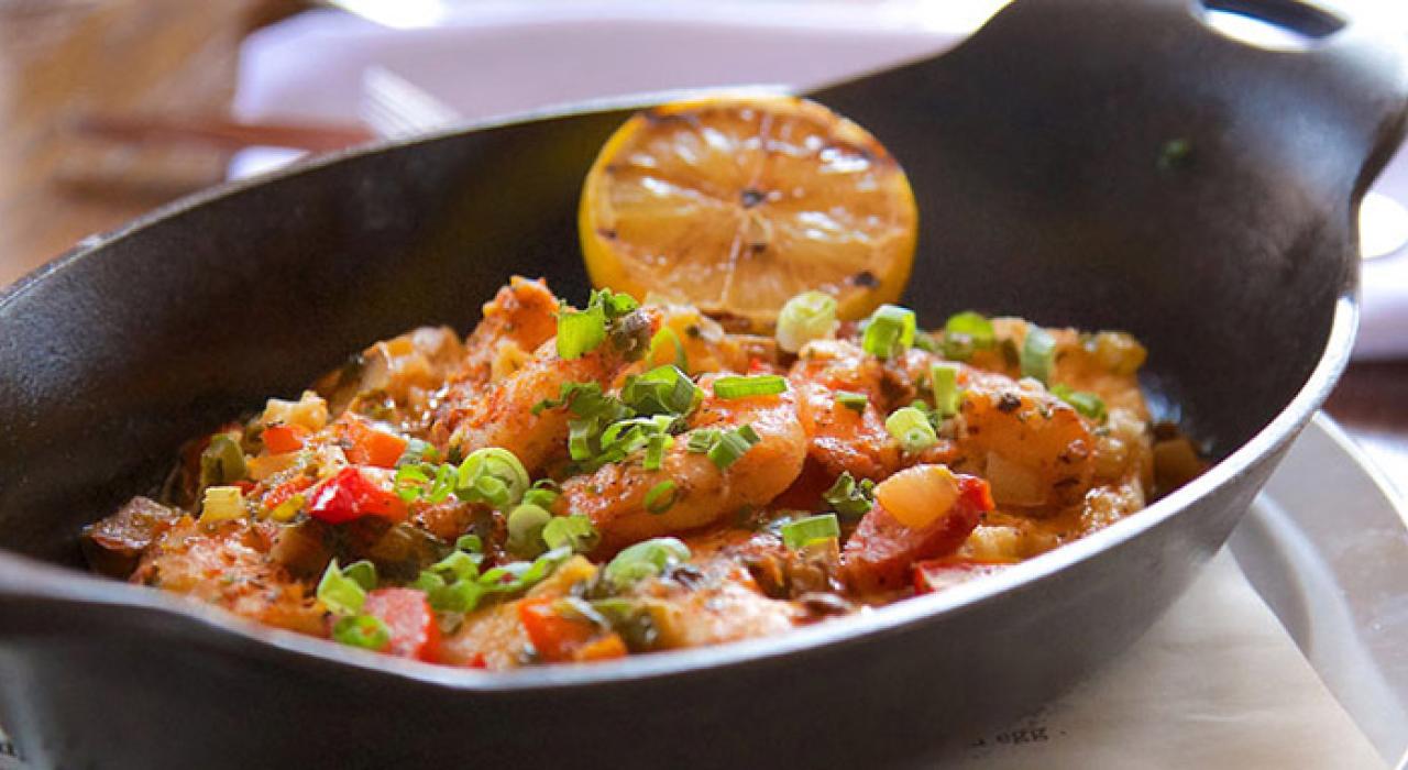 用铸铁锅烹制的美味海鲜浓汤