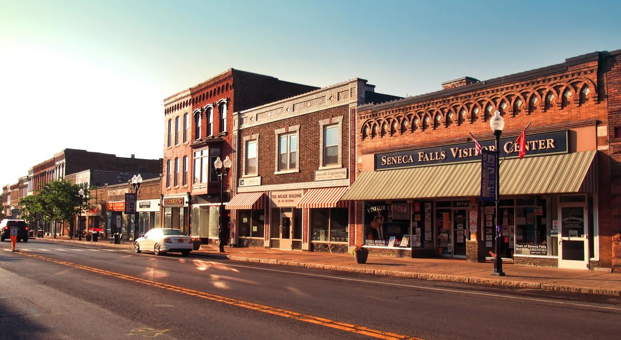 在塞内卡瀑布游客中心了解当地历史